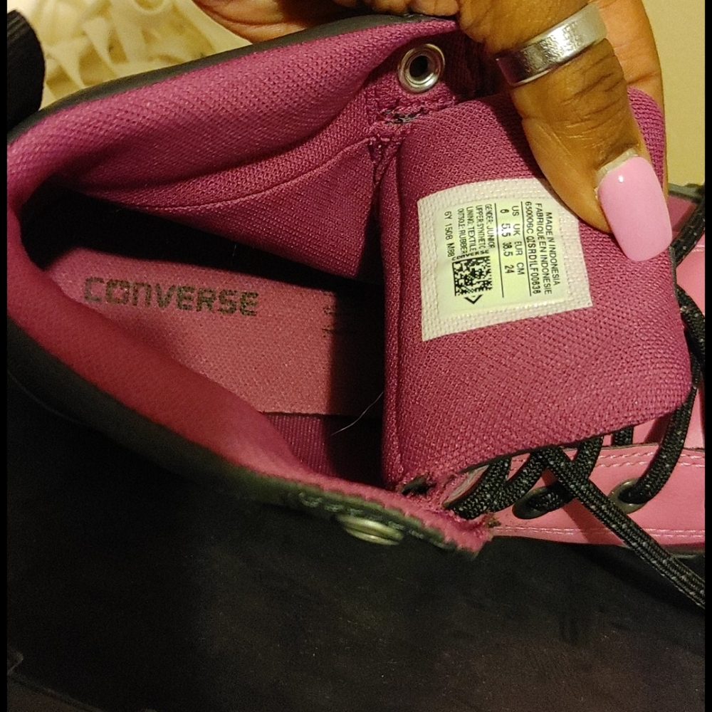 Converse. SOLD - Picture 5 of 6